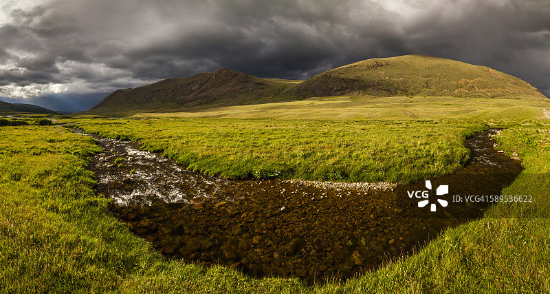 河流上空的壮观云彩图片素材
