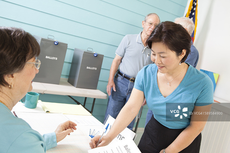 选民在11月美国大选中登记投票图片素材