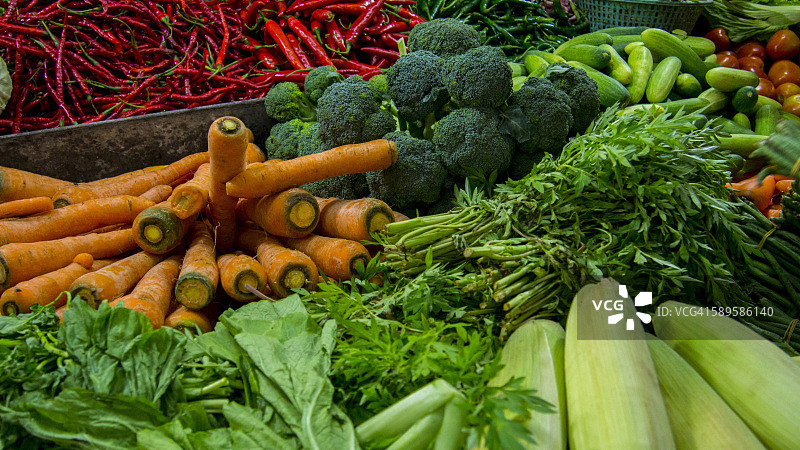 传统市场上的新鲜蔬菜图片素材