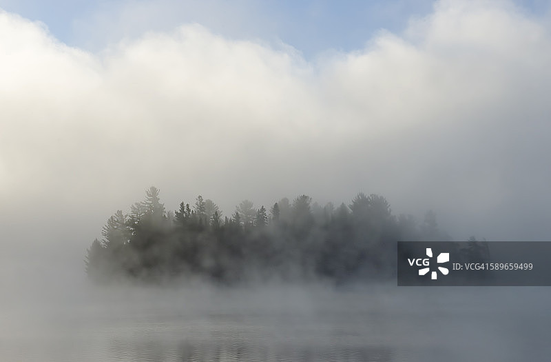 雾中的岛屿图片素材