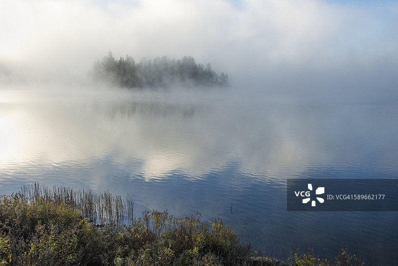 雾中的岛屿图片素材