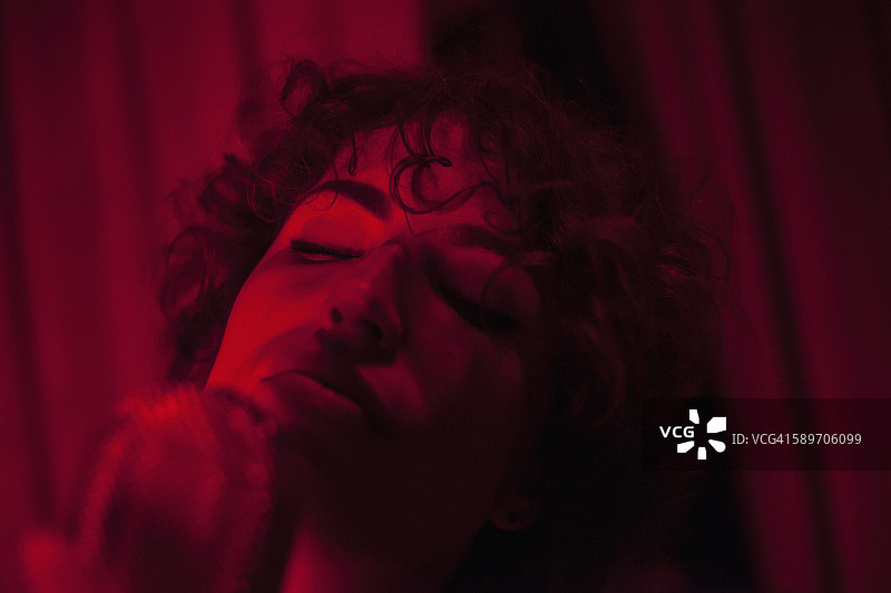 在夜总会表演的歌手图片素材