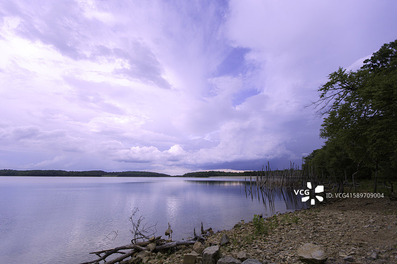 夏季湖面上的暴风云图片素材