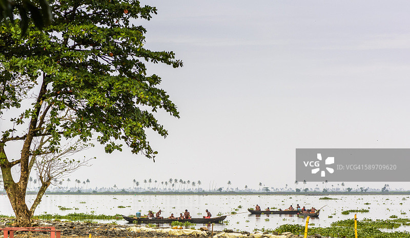 在库马拉孔湖岸边工作的渔民图片素材