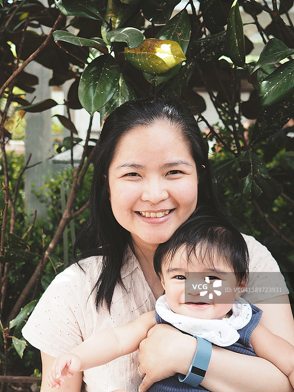 妈妈和宝宝儿子在花园里图片素材