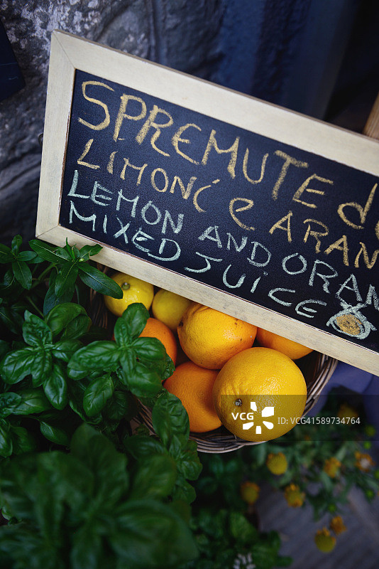 橙子和新鲜罗勒篮图片素材