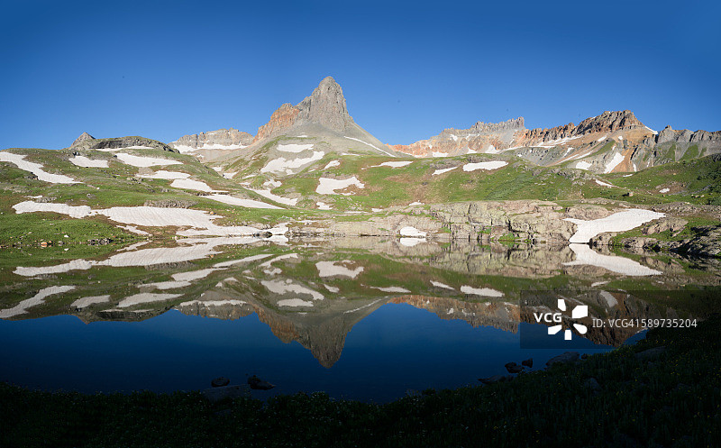 山脉倒影图片素材