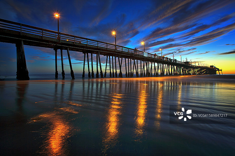 日落后的帝国海滩钓鱼码头，加利福尼亚州图片素材