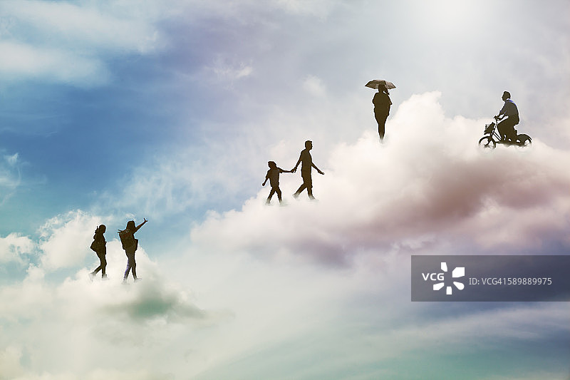 漫步云端的人们图片素材
