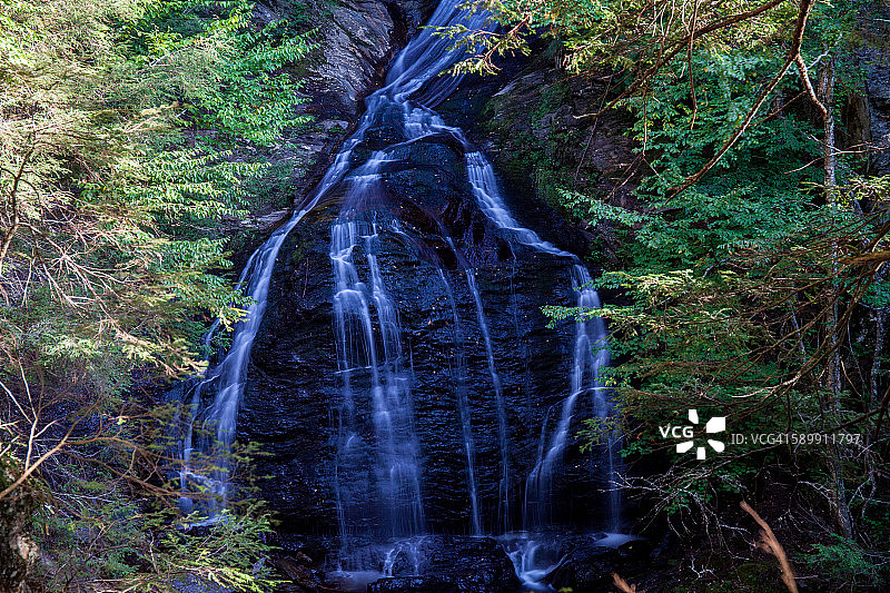 佛蒙特州斯托附近的苔藓峡谷瀑布图片素材