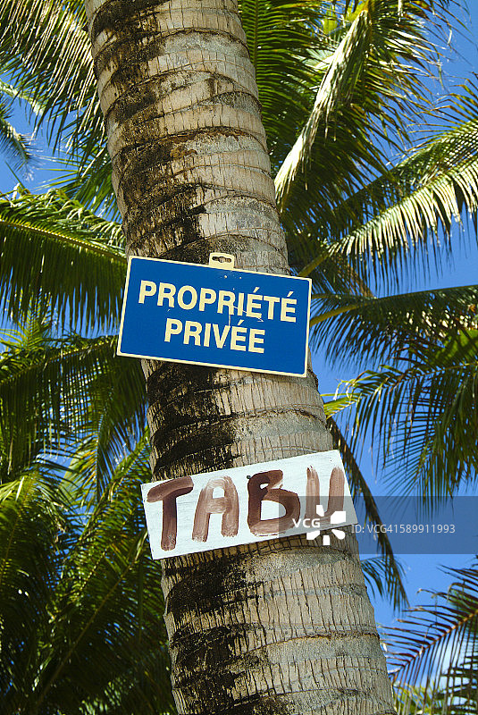 法属波利尼西亚：塔哈岛附近的环礁图片素材