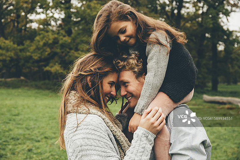 在公园里的幸福家庭图片素材