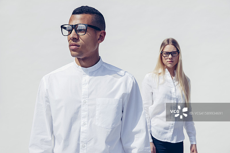 穿着搭配情侣装的年轻情侣肖像图片素材