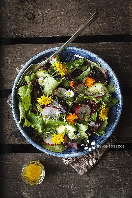 一碗混合沙拉配食用鲜花图片素材