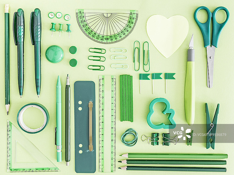 绿色背景上的绿色办公用品图片素材