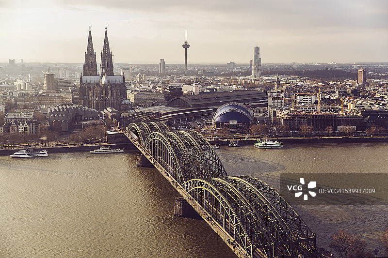 德国科隆：莱茵河与霍亨索伦桥的天际线风光图片素材