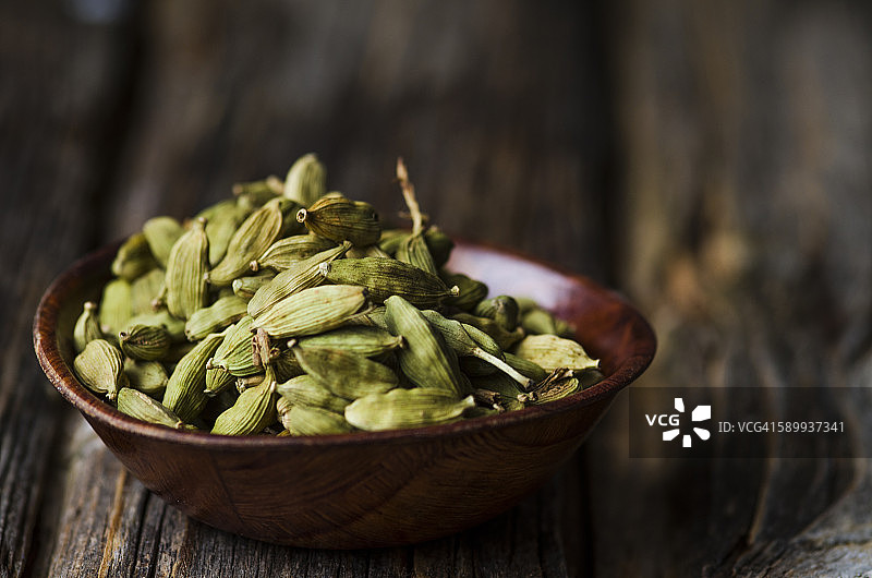 木碗装豆蔻图片素材