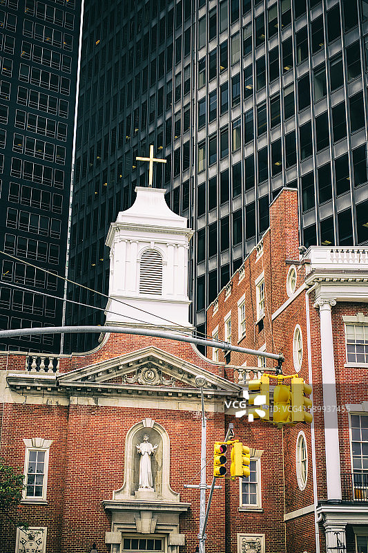 美国纽约市：高楼大厦前的基督教堂图片素材
