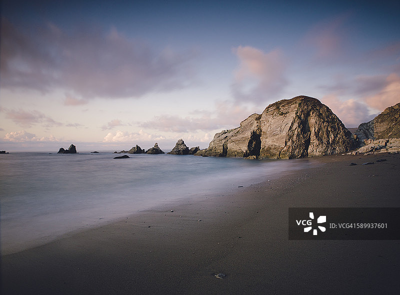 西班牙奥尔蒂盖拉，暮光下的皮孔海滩图片素材
