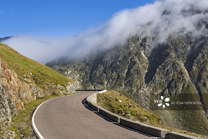 意大利南蒂罗尔帕塞ier山谷：蒂梅尔斯约赫山路图片素材