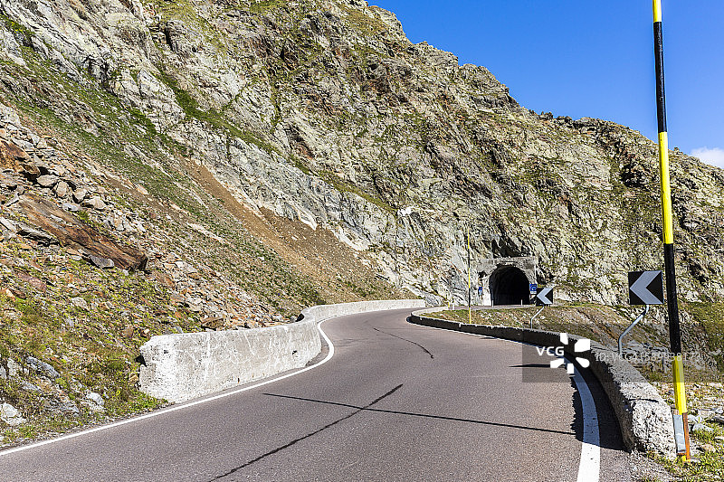 意大利南蒂罗尔帕塞ier山谷：蒂梅尔斯约赫山路图片素材