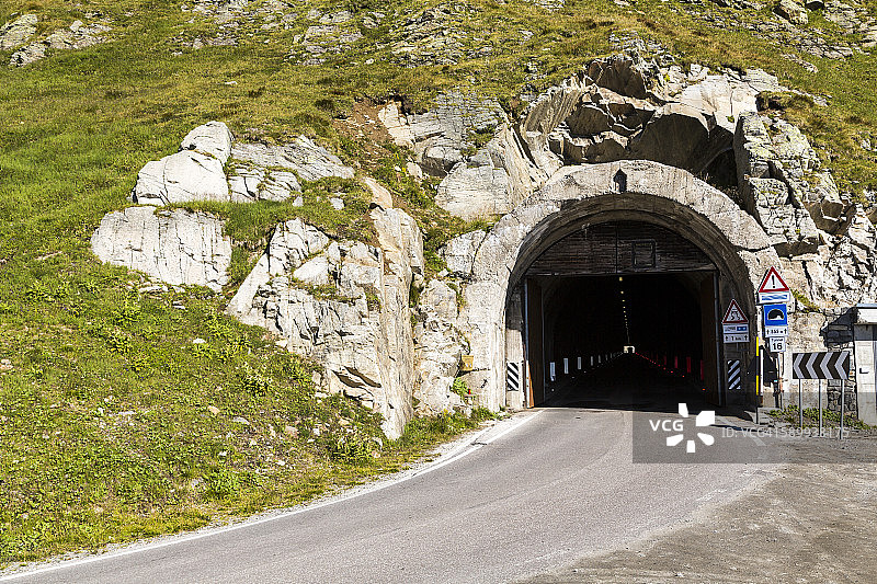 意大利南蒂罗尔帕塞耶山谷蒂梅尔斯约赫山口隧道图片素材