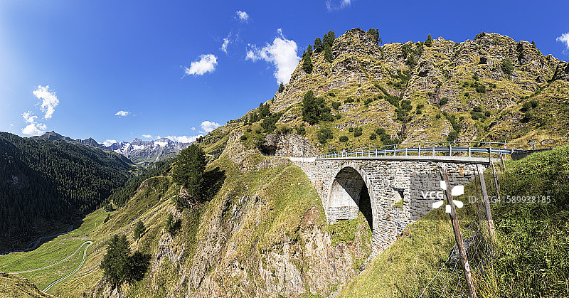 意大利南蒂罗尔帕塞ier山谷：蒂梅尔斯约赫山路图片素材