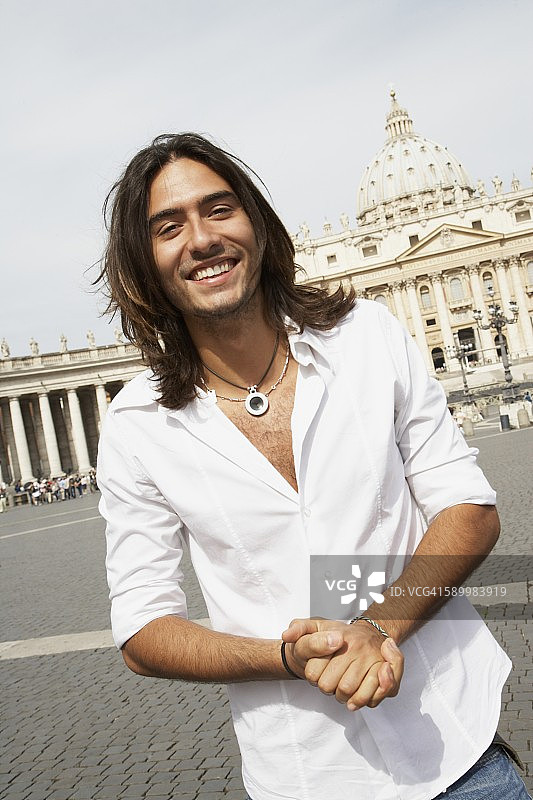 男人在梵蒂冈宫图片素材