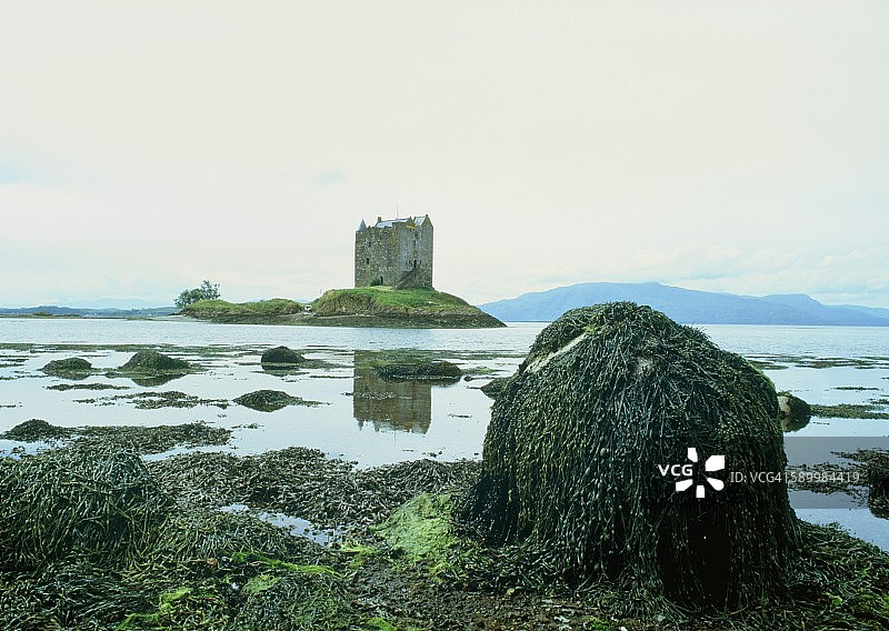 苏格兰高地西海岸的斯托克城堡和岩石图片素材