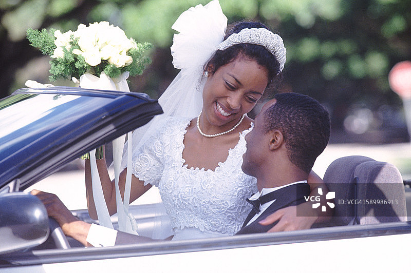 敞篷车上的新婚夫妇图片素材