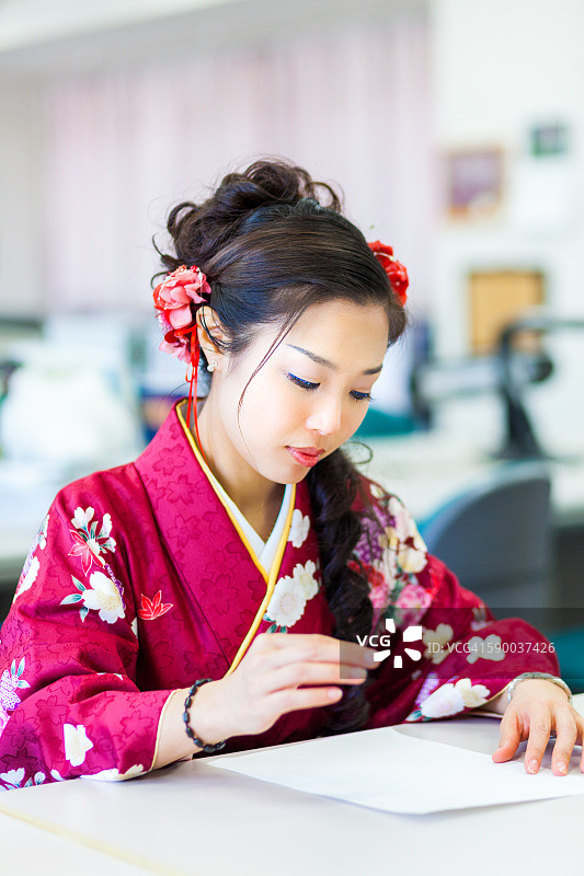 穿和服裙裤的日本女孩图片素材