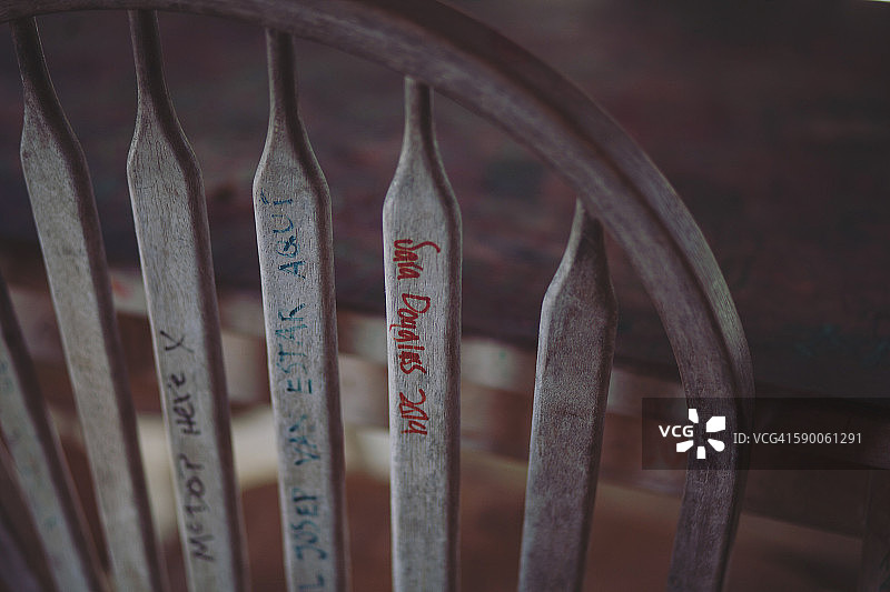 酒吧里有涂鸦的木椅图片素材