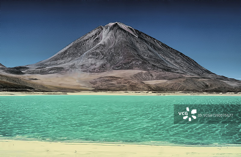 Laguna Verde与Licancabur火山图片素材