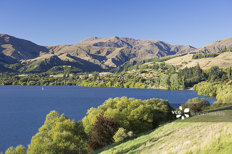 从箭镇山坡眺望海耶斯湖图片素材