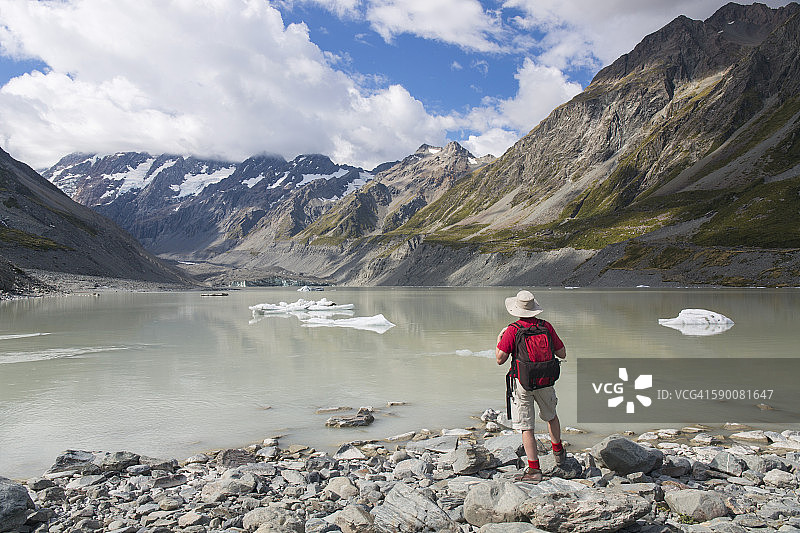 在库克山国家公园胡克湖的徒步旅行者图片素材