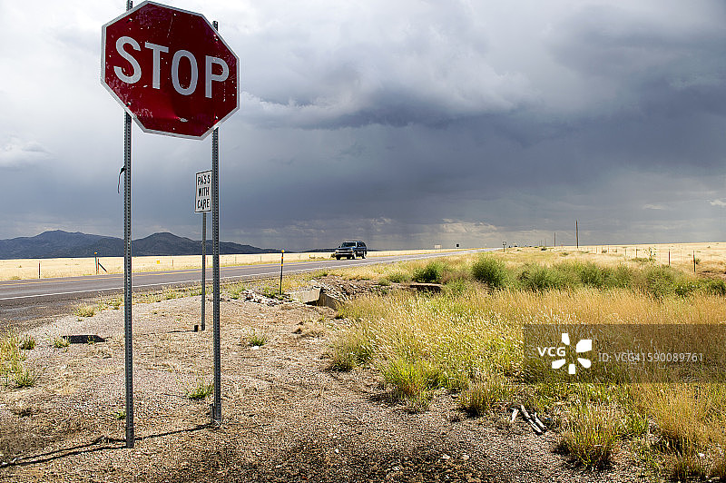 停止标志和道路景观图片素材