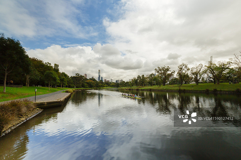 澳大利亚维多利亚州雅拉河上的船只、皮划艇和墨尔本天际线图片素材