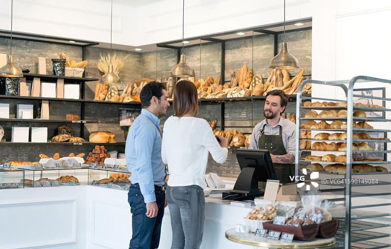 情侣在面包店购买面包图片素材