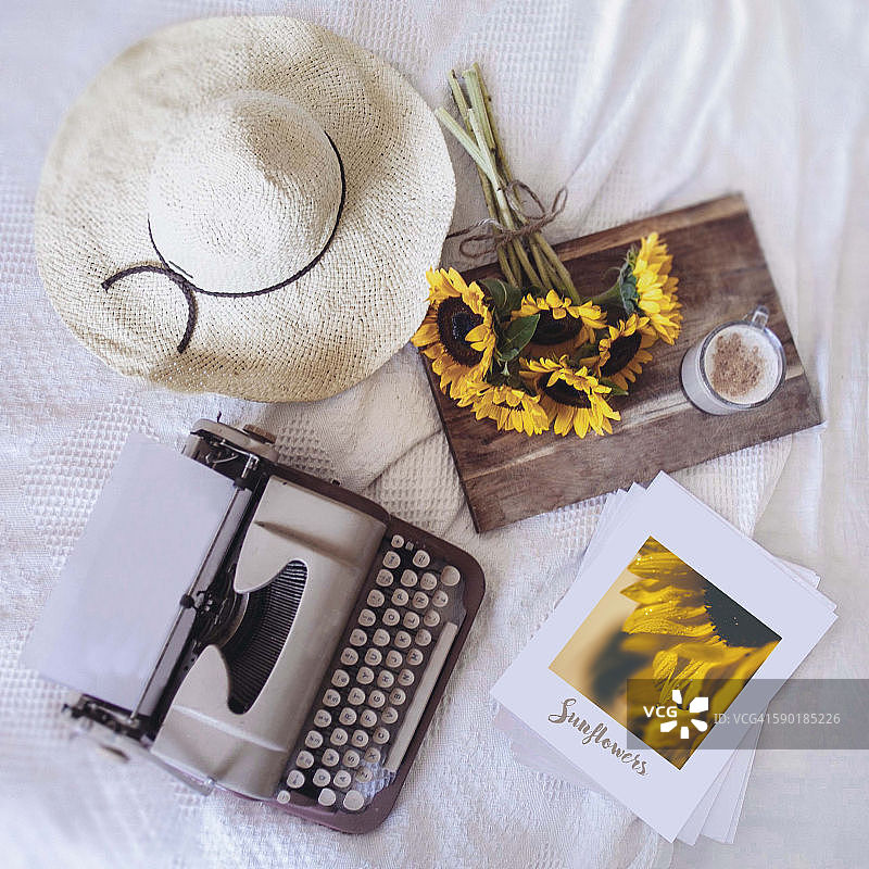 向日葵和打字机图片素材