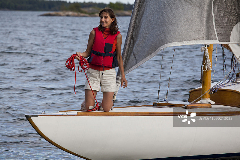 女人在罗斯拉根的S30/M30木船上航行图片素材