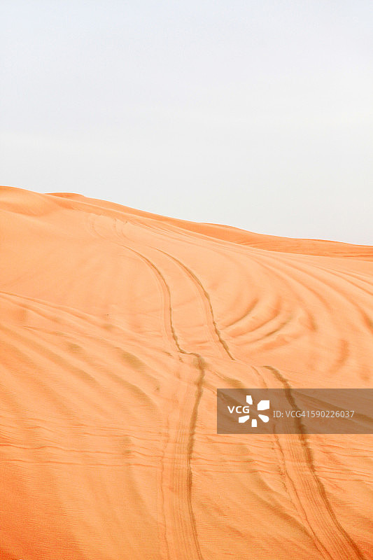 沙漠中的刹车痕迹图片素材