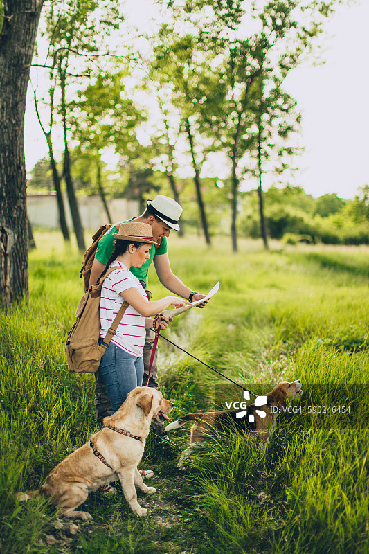 与狗一起迷失在树林中图片素材
