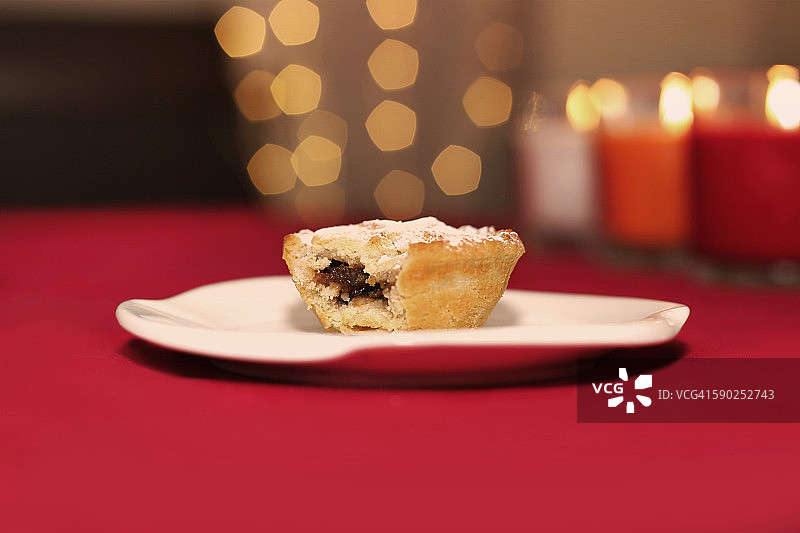 一个被咬了一口的肉馅饼图片素材