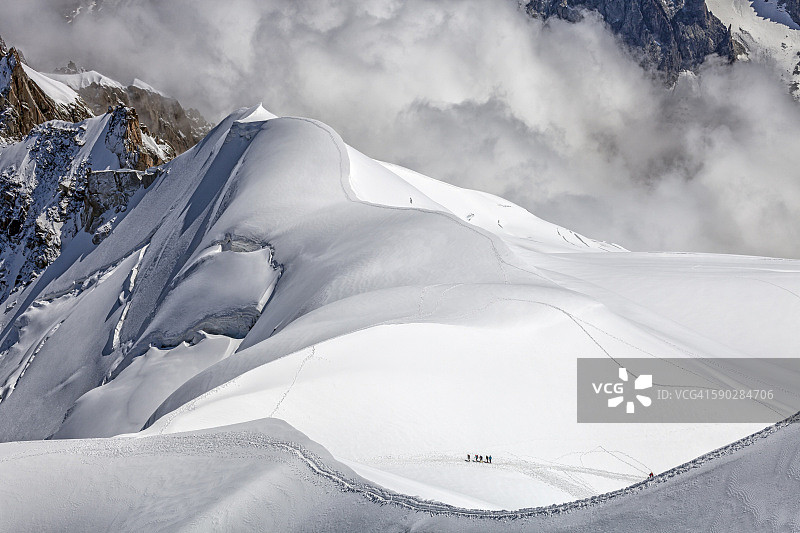 雪地里的登山者图片素材