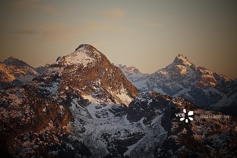 威廉姆斯峰和雷多特山的晚霞图片素材
