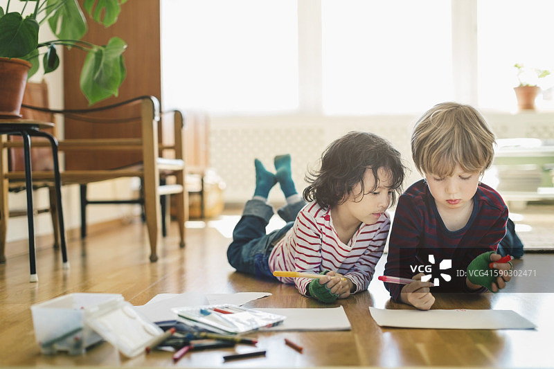 朋友在家中地板上绘画图片素材