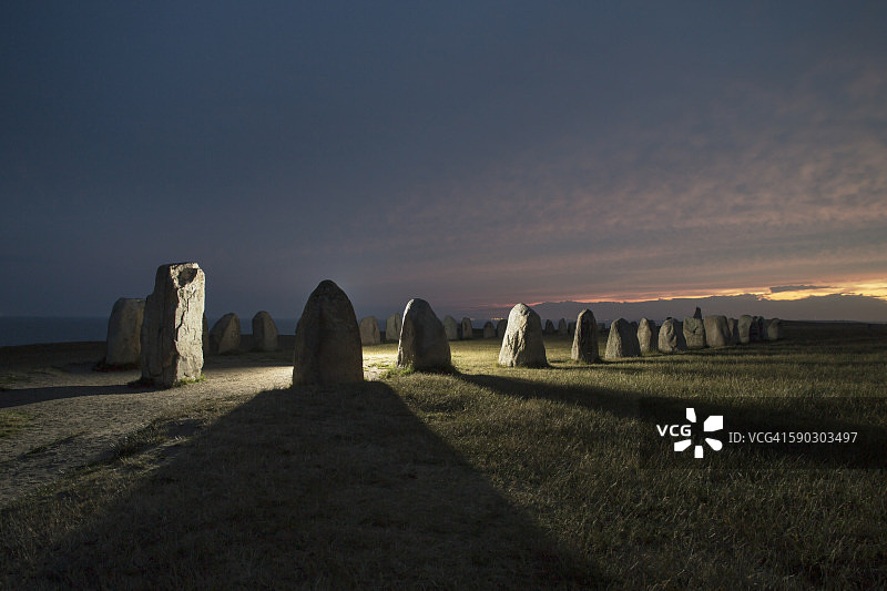 日落时分田野上的卡拉尼什石圈图片素材