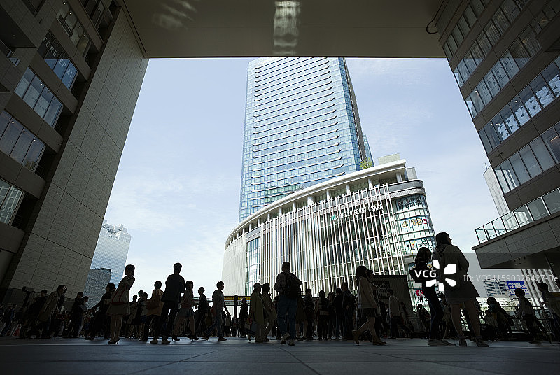 日本大阪站的旅客剪影图片素材