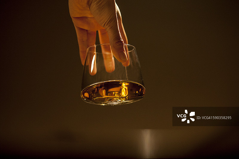 手持玻璃杯图片素材