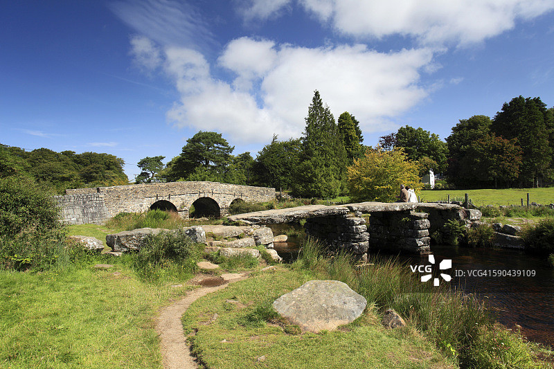 波斯特布里奇村的古老石板桥图片素材